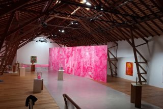 La grange entièrement rénovée, avec l'exposition "Verre", de David Hominal, à découvrir dès samedi 7 juin.